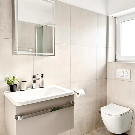 Krizman In A Great Location * 罗维尼