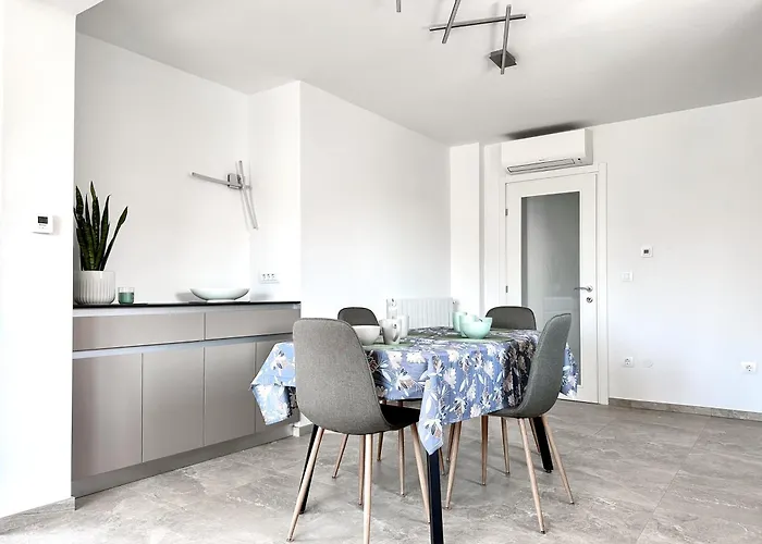 Krizman In A Great Location Apartment *